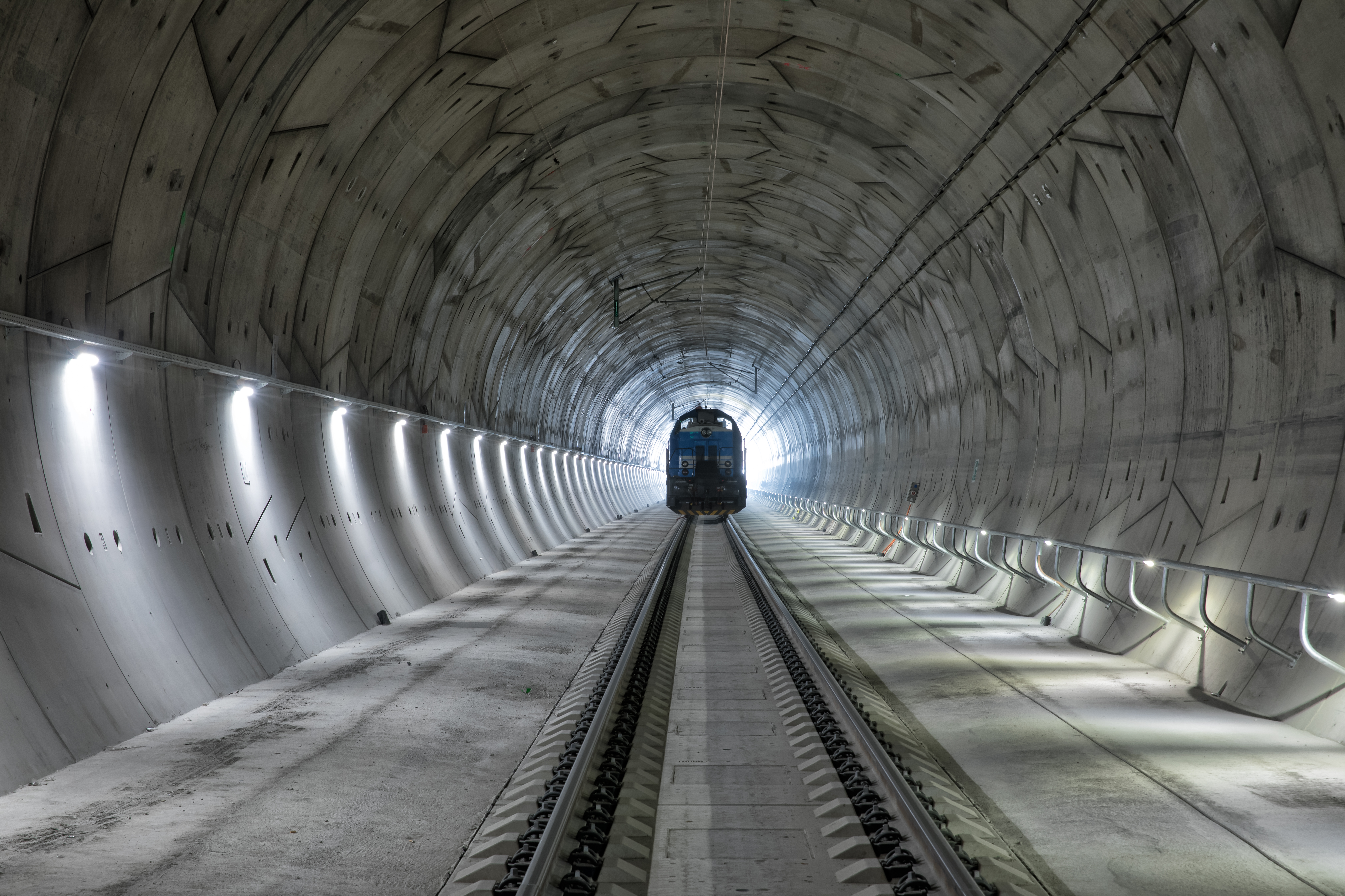 foto Průjezd vlaku hotovým Ejpovickým tunelem
